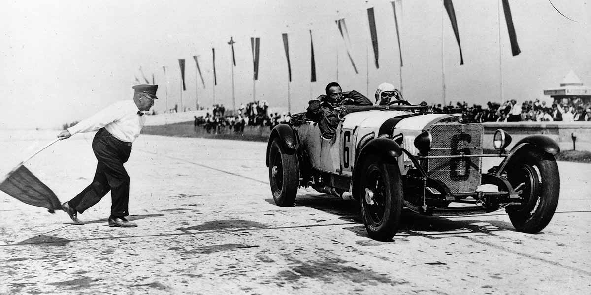 Großer Preis von Deutschland 1928: Startnummer 6 - Christian Werner (am Steuer) auf Mercedes-Benz Sportwagen Typ SS wird abgewunken und geht durchs Ziel.