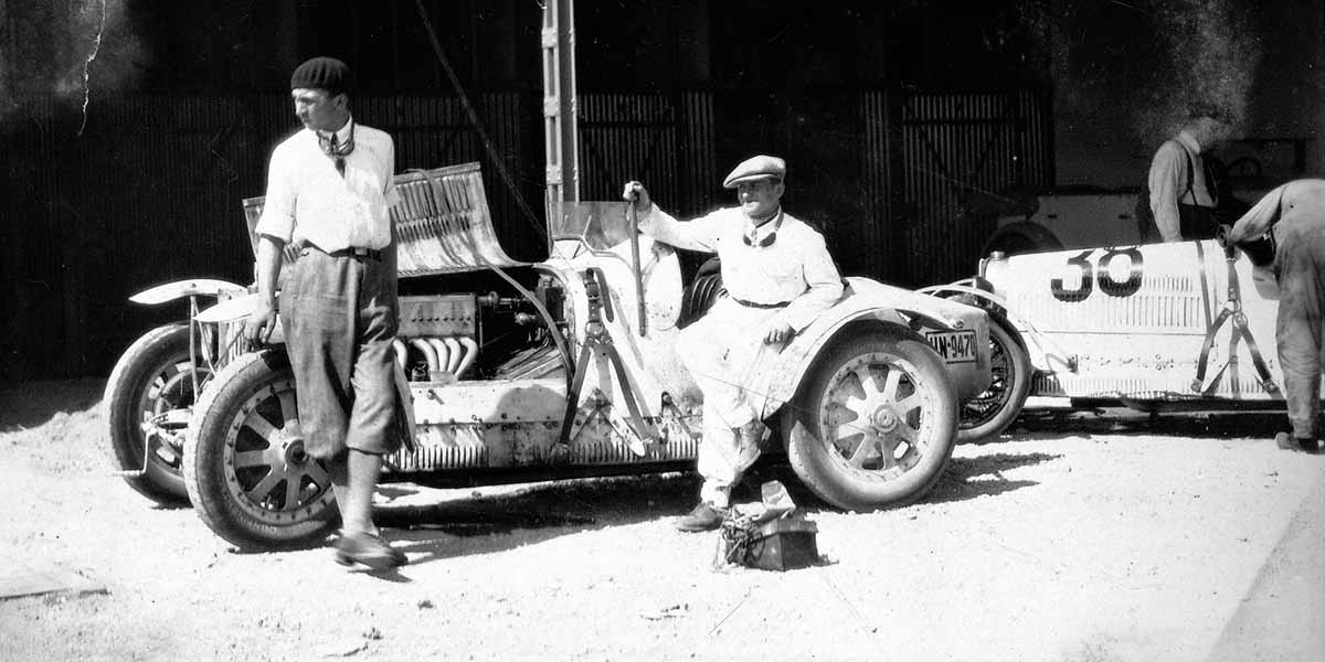 Großer Preis von Deutschland für Sportwagen auf dem Nürburgring, 15. Juli 1928. Startvorbereiten - Wertungsgruppe III über 750 - 1500 ccm. Startnummer 38 - der Bugatti (weiss) des I. H. Kersting (Bremen).