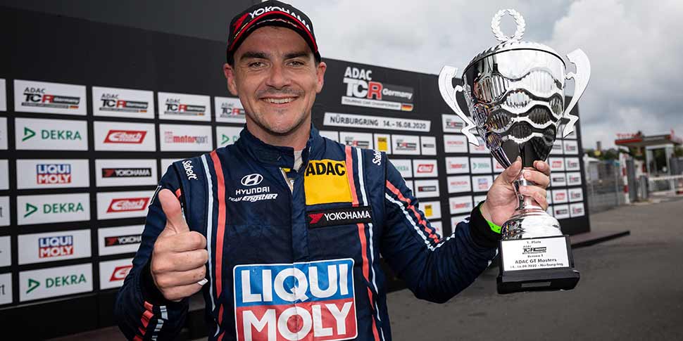 Daumen hoch für Norbert Michelisz: Der FIA WTCR-Champion gewinnt am Nürburgring